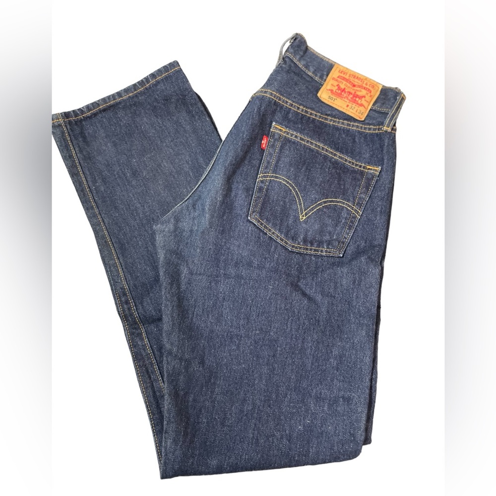 Vintage Levi’s 501 straight leg button fly cotton jeans size 32x34 unisex